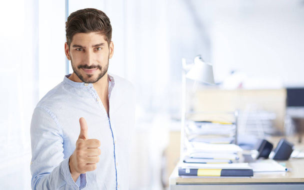businessman giving thumbs up - Photo, image