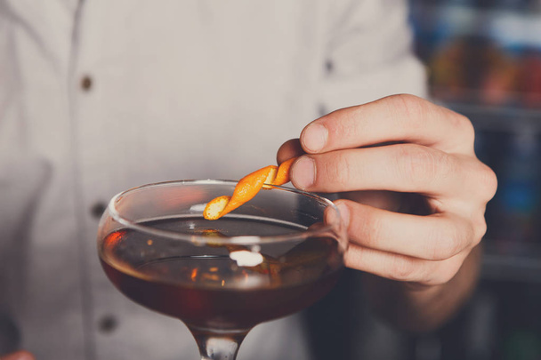 Jonge barman maken vlammende cocktail - Foto, afbeelding
