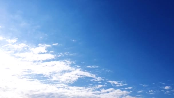 Witte wolken verdwijnen in de hete zon op blauwe hemel. Time-lapse beweging wolken blauwe hemelachtergrond. - Video