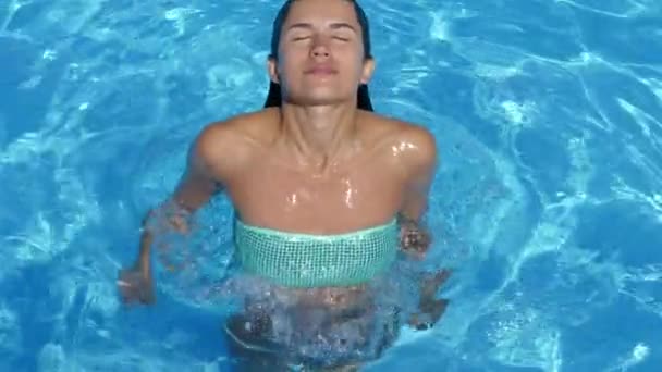 Sexy model with divine body posing on swimming pool.  - Video, Çekim