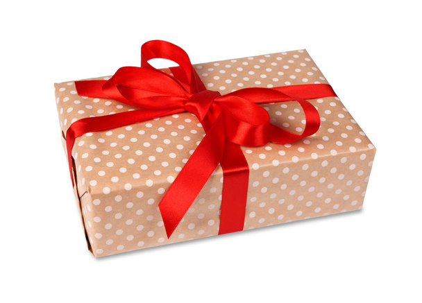 Рождественский подарок коробка в пятнистой бумаге изолированы на белом
 - Фото, изображение