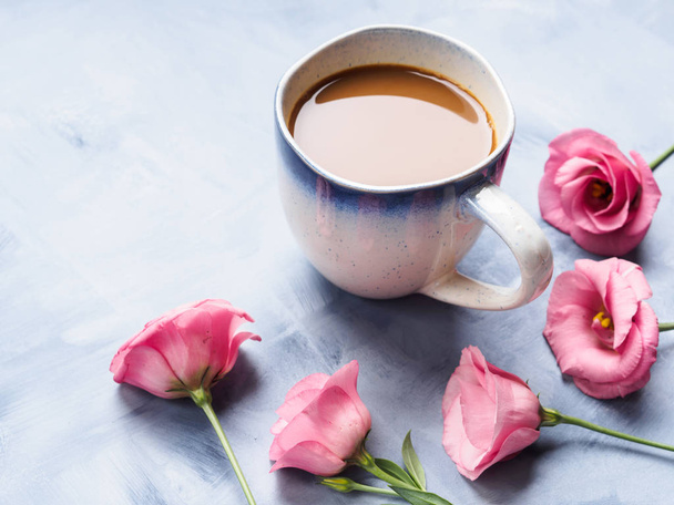 Mukeja kahvia ja vaaleanpunaisia kukkia kortti
 - Valokuva, kuva