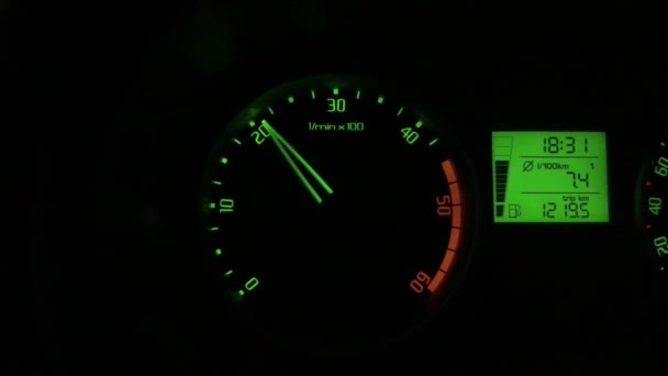 高速の非常灯です。スピード メーター、タコメーターのスポーツカー。サイクロ メーター。車のインパネ、rpm と高速加速を示します。スピード メーター、サイクロ メーター、タコメーター スポーツカー。4 k - 映像、動画