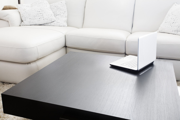 Moderne meubels en laptop - Foto, afbeelding