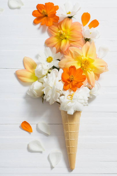  flowers in waffle cone - Φωτογραφία, εικόνα