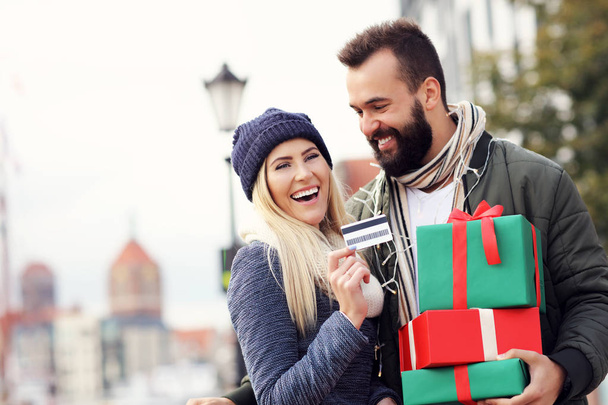 couple faisant du shopping pour Noël en ville
 - Photo, image