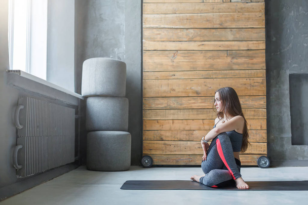 Yoga sınıfındaki stret yapıyor genç kadın - Fotoğraf, Görsel