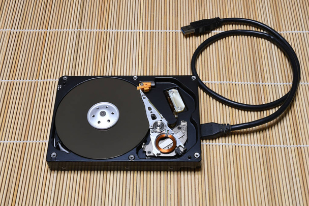 Відкрити жорсткий диск USB на фоні деревини
 - Фото, зображення