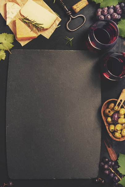 Wine appetizers set: French cheese selection, grapes and walnuts - Φωτογραφία, εικόνα