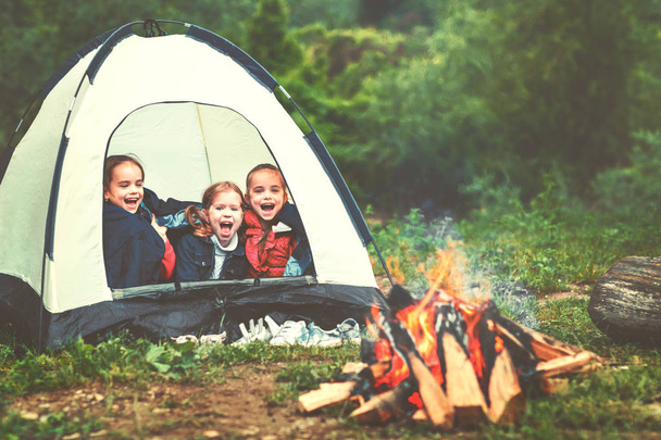 Gyermek turizmus. Boldog gyerekek lányok kampány sátorban közelében f - Fotó, kép