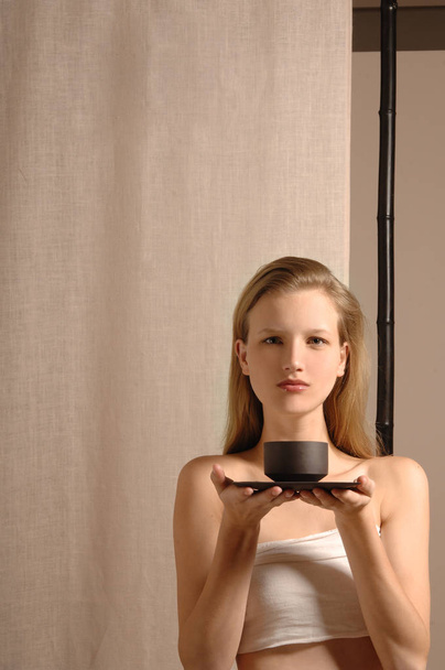 beautiful woman relax in spa with cup of tea - Foto, afbeelding