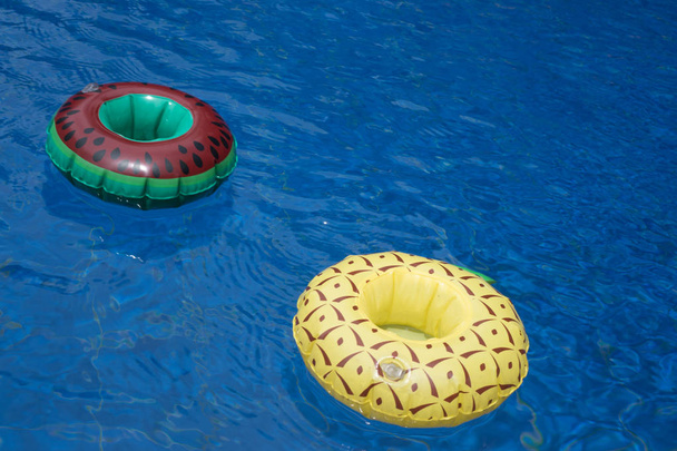 Bebidas inflables en la piscina
 - Foto, imagen