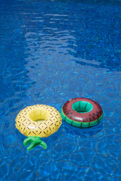 Suportes de bebidas infláveis na piscina
 - Foto, Imagem