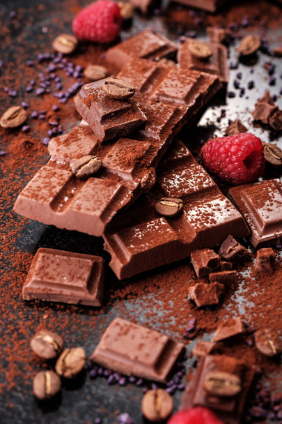 Morceaux de chocolat cassés et poudre de cacao sur marbre
.  - Photo, image