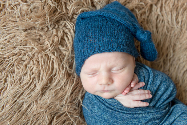 Little kid wrapped in a blue scarf - Foto, afbeelding