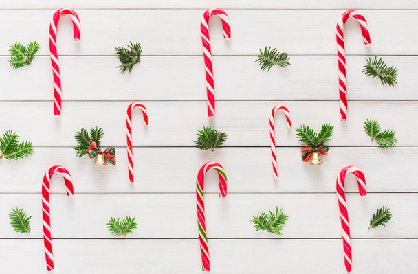 Şeker ve ahşap üzerine küçük toplar ile Noel arka plan - Fotoğraf, Görsel