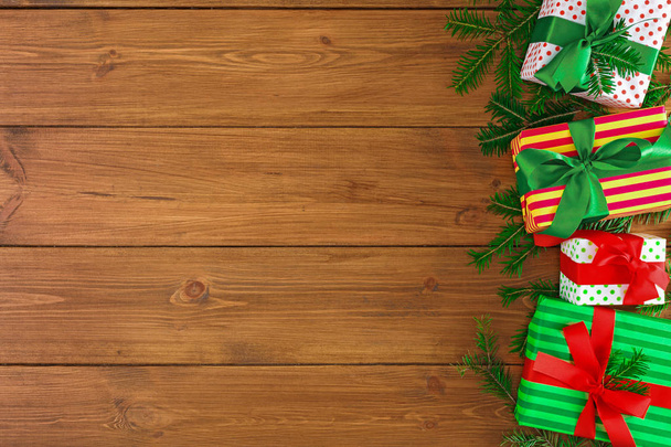 Красочные коробки подарков для любого отдыха на деревянном фоне
 - Фото, изображение