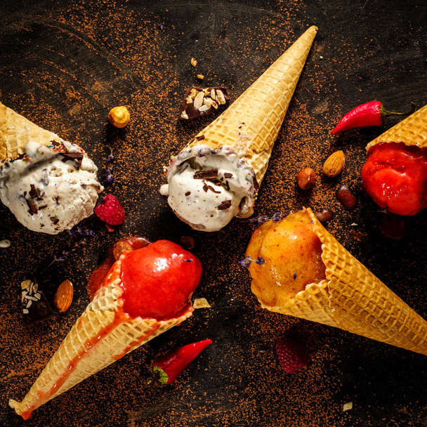 Différentes variétés de crème glacée dans des cônes de gaufres sur la table, t
 - Photo, image