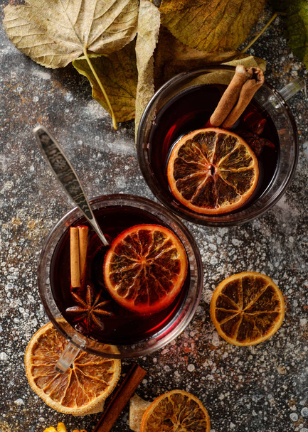 Hot mulled wine with orange, cinnamon, cardamom and anise on dar - Φωτογραφία, εικόνα