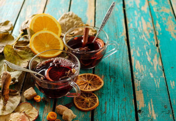 Hot mulled wine with orange, cinnamon, cardamom and anise on gre - Photo, Image