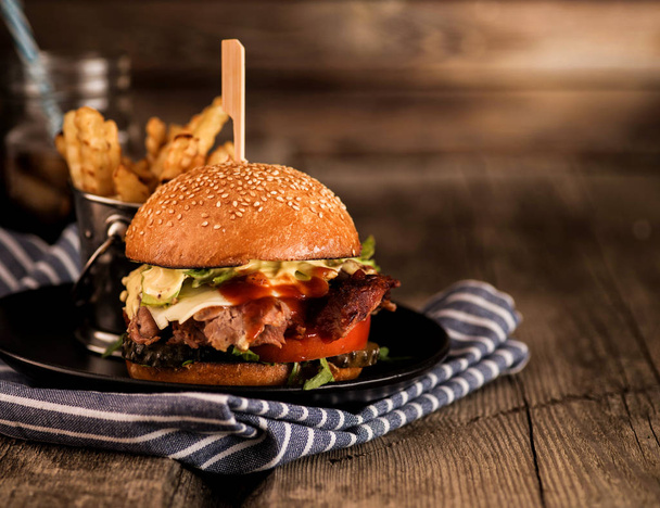 frisch gekochter hausgemachter Burger mit gehacktem Rindfleisch, Käse und - Foto, Bild