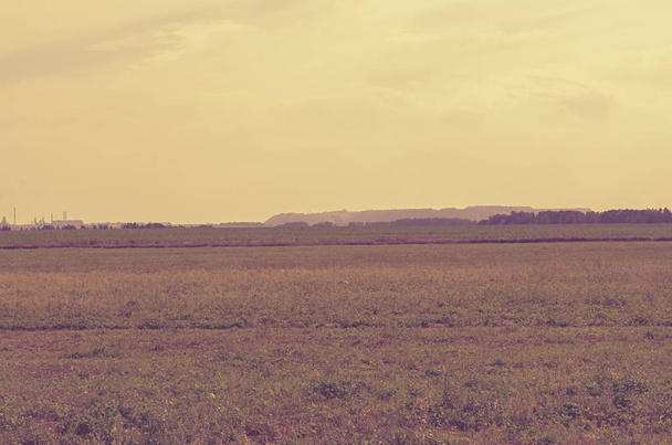 Пейзаж с далекими горами и солеными заводами в Солигорске в Республике Беларусь
. - Фото, изображение