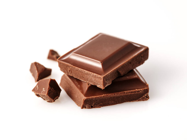 Fotografia makro z czekolady. Potłuczone kawałki nad biały backgrou - Zdjęcie, obraz