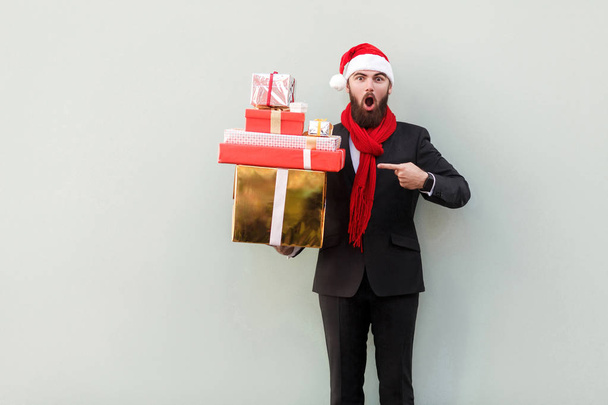 Amazed businessman pointing finger on many colorful gift box and - Fotoğraf, Görsel