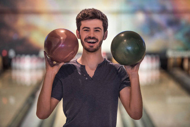 Man playing bowling - Foto, afbeelding