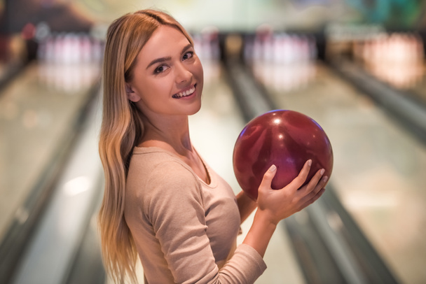 Lány játék bowling - Fotó, kép