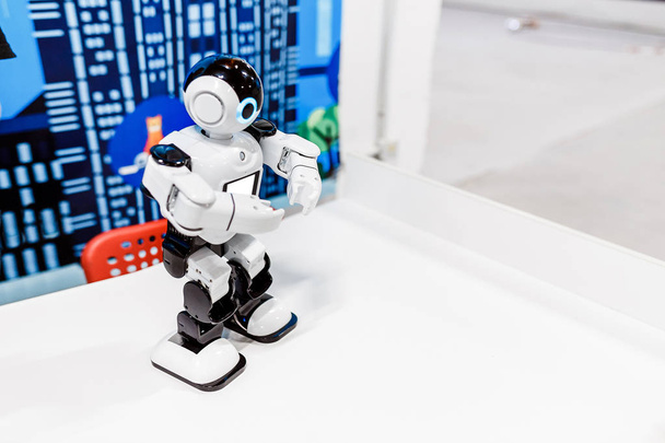 Dança de robô humanóide inteligente, alta tecnologia e conceito de ciência futuro
 - Foto, Imagem