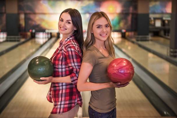 Bowling oynayan kızlar - Fotoğraf, Görsel