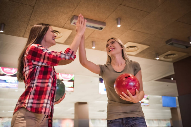 Meisjes spelen bowling - Foto, afbeelding