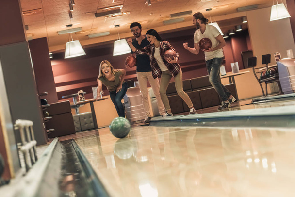 Friends playing bowling  - Foto, immagini