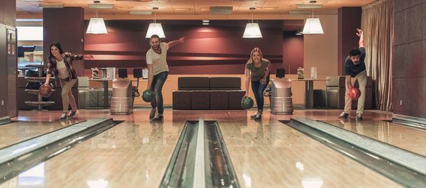 vrienden spelen bowling  - Foto, afbeelding