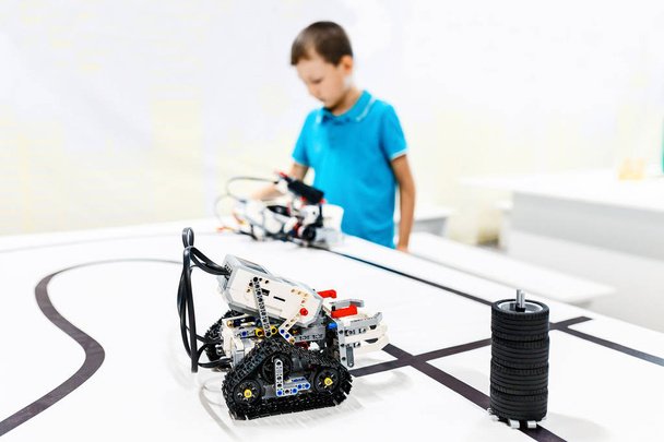Genie kind werken en spelen met zelfgemaakte robots en microcontrollers - Foto, afbeelding