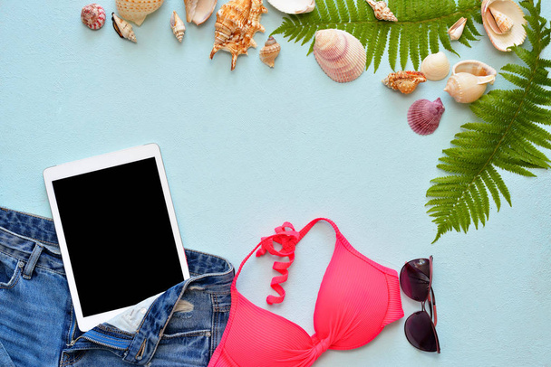 Bikini de verano para mujer con traje de baño y accesorios collage en azul con ramas de palma, sombrero y gafas de sol
. - Foto, Imagen