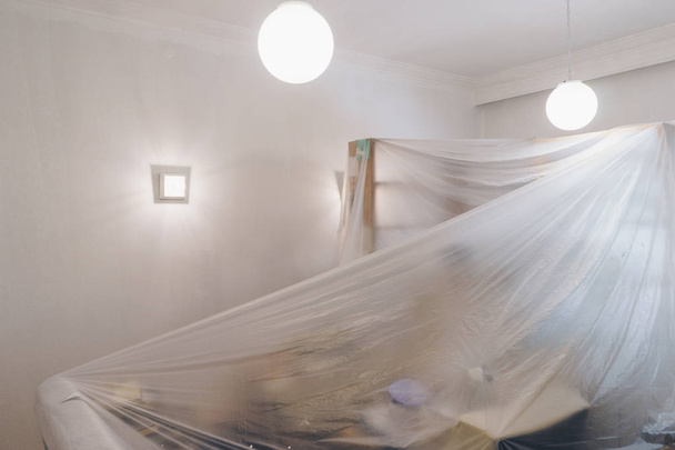 Pokój dzienny jest pokryta ochronną plastikową folią, przygotowanie  - Zdjęcie, obraz
