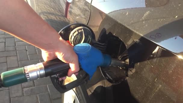 Handbetankung Auto mit Kraftstoff. Tankstelle. Autotanken an der Tankstelle. Mann pumpt Benzin - Filmmaterial, Video