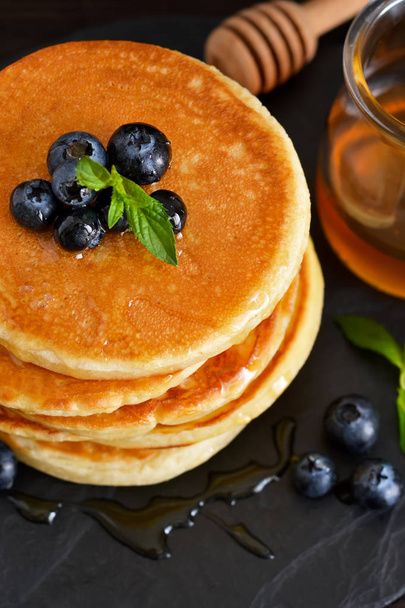 Homemade oat pancakes with honey and blueberries  - Foto, Imagem