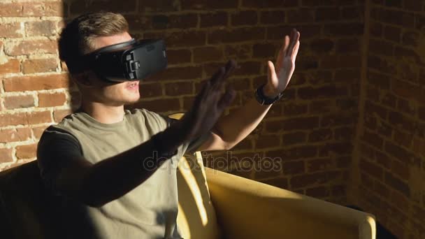 Man Using Virtual Reality Helm - Кадры, видео