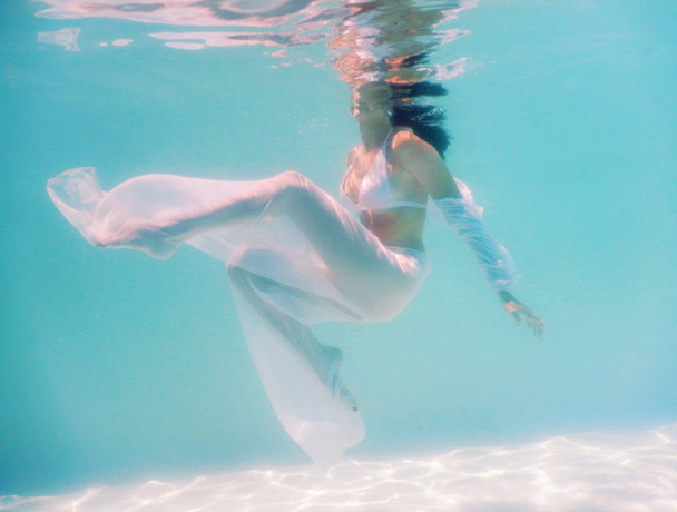 mulher belo corpo nadar debaixo d 'água em vestido branco
 - Foto, Imagem