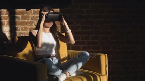 Pretty Girl Sets Virtual Reality Helm - Video, Çekim