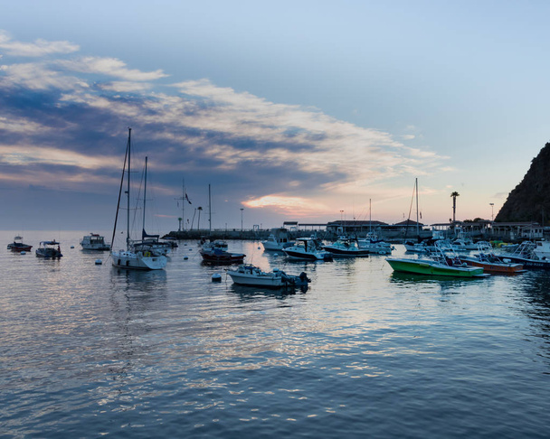 Scenic ocean, island sunrise, żaglówki, jachty, łodzie rybackie w porcie Catalina Island w widokiem na zatokę - Zdjęcie, obraz