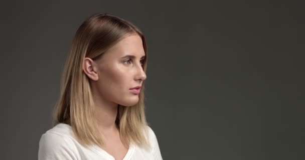 attraktive blonde junge Frau in weißem Top - Filmmaterial, Video