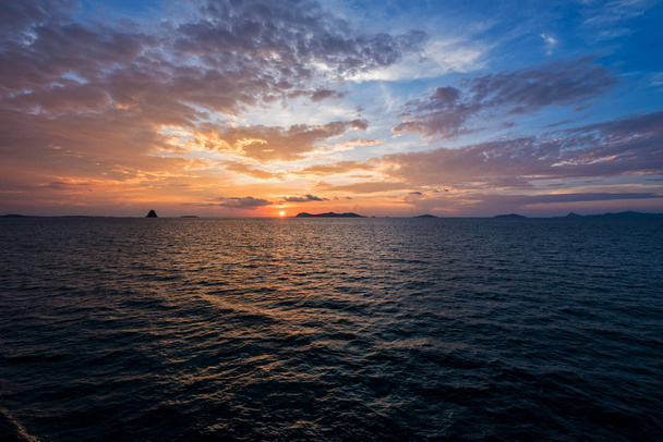 タイの海に沈む夕日 - 写真・画像