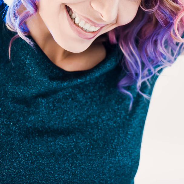 ritratto ravvicinato in studio isolato bella giovane ragazza hipster bionda sexy con lilla e capelli rosa in posa con sorriso dei denti
 - Foto, immagini