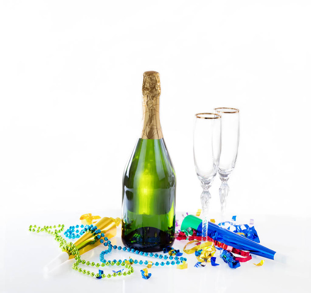 Új év eve party dekoráció és pezsgő pohár - Fotó, kép