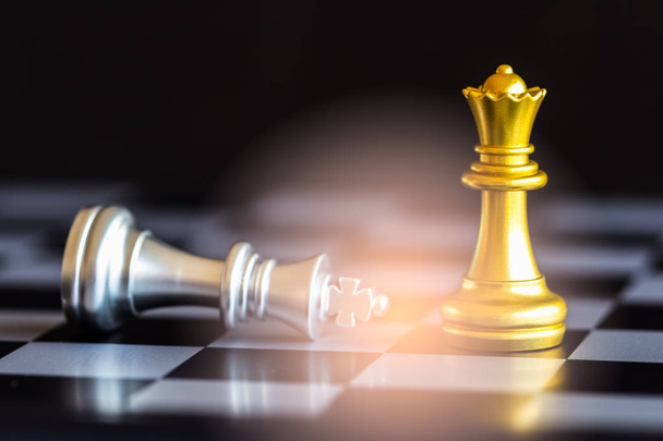 Strateji satranç dövüşü Satranç tahtasında zeka meydan okuma oyunu. - Fotoğraf, Görsel