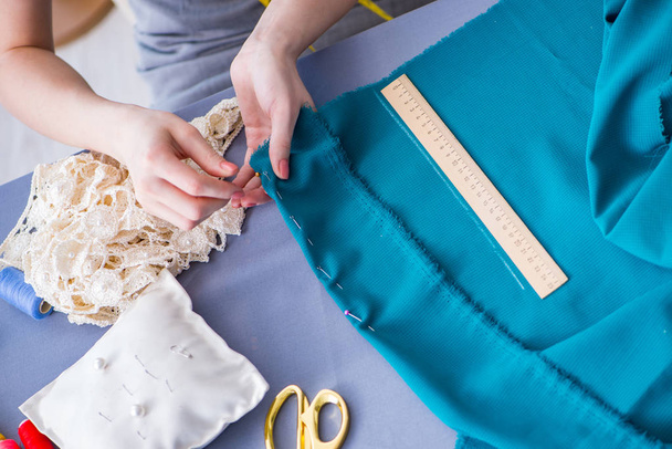 女性のテーラーメイド作業上の服の縫製ステッチ測定fa - 写真・画像